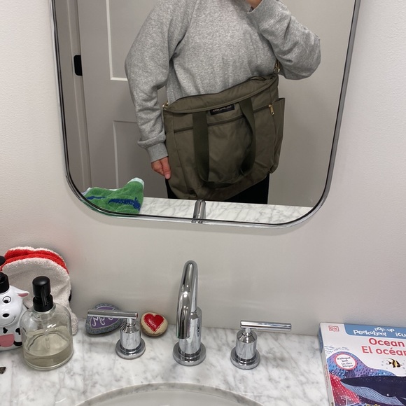 Logan and Lenora cross body. Mid size. Holds a lot. Green color. - Picture 8 of 8